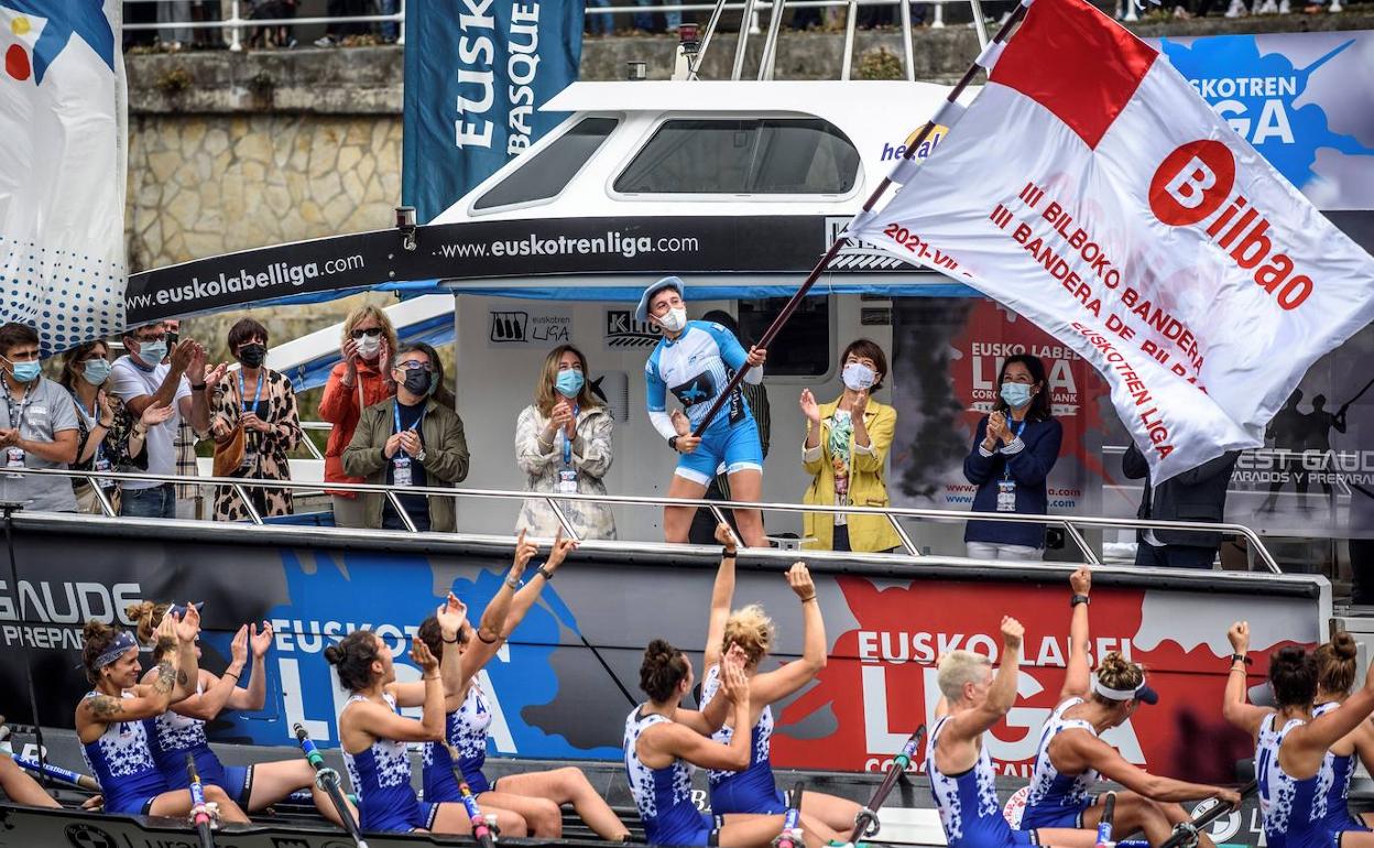 La trainera de Arraun Lagunak celebra su victoria en aguas de Bilbao. 