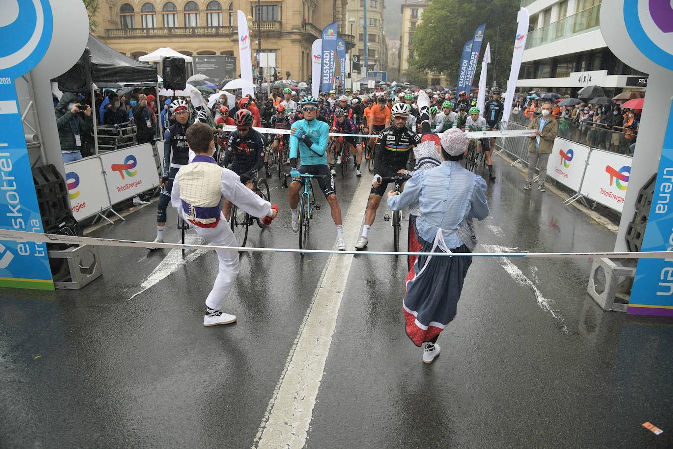 Cientos de aficionados han apoyado a las ciclistas en el ararnque de la vuelta ciclista en la salida desde el Boulevard donostiarar