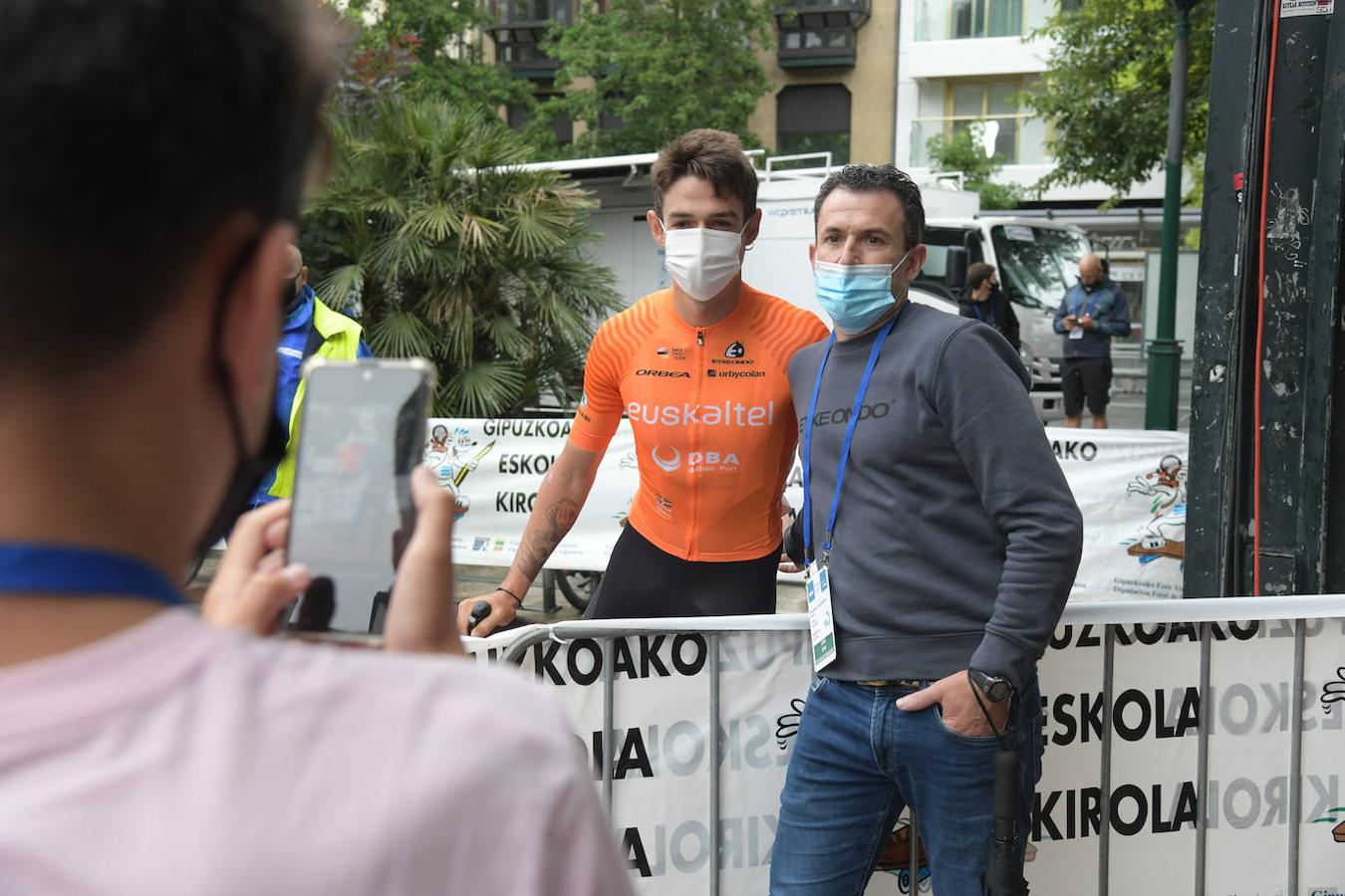 Cientos de aficionados han apoyado a las ciclistas en el ararnque de la vuelta ciclista en la salida desde el Boulevard donostiarar