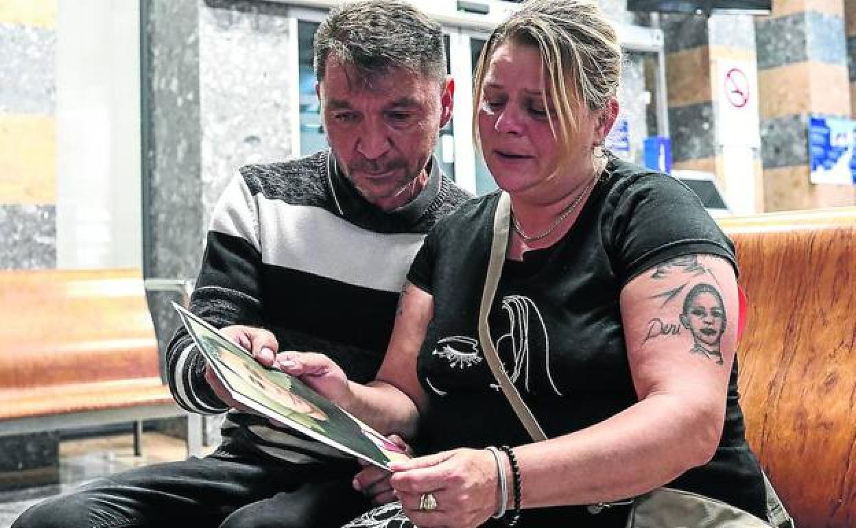 Eugen y Ana Claudia, los padres de Alex, este sábado con la foto de su hijo tras visitarlo en el hospital de Cruces.