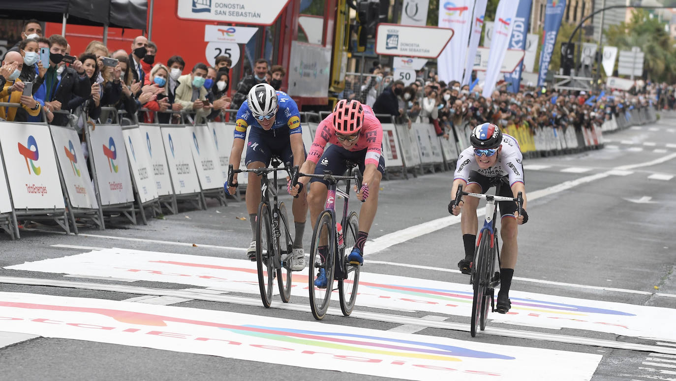 Honoré, Powless y Mohoric entran en la meta del Boulevard.