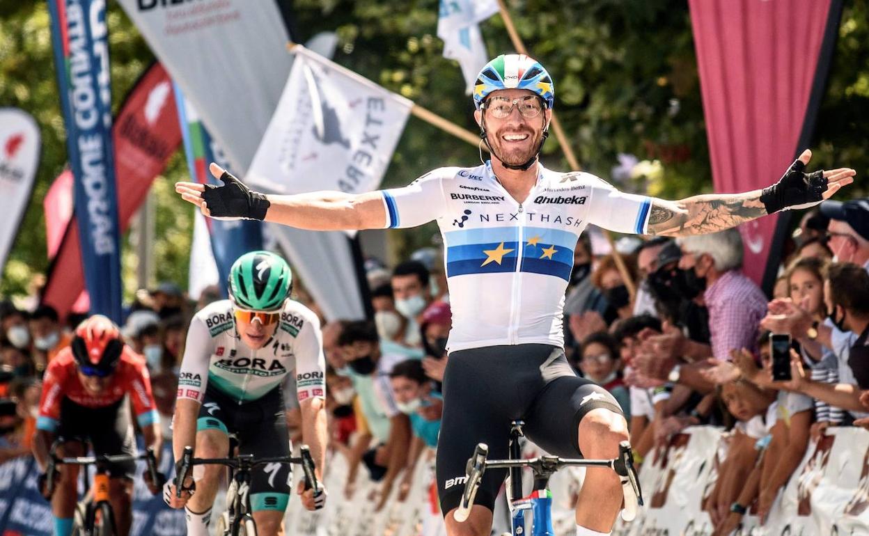 Giacomo Nizzolo celebra su victoria, ayer en Getxo. 