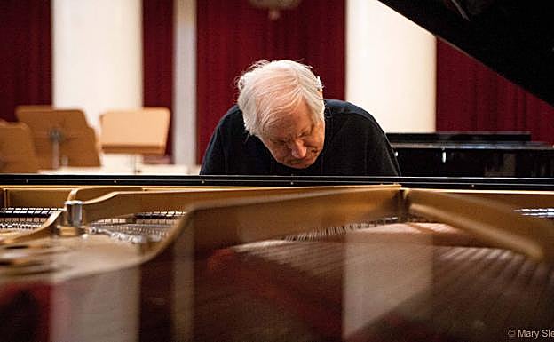 Imagen principal - Grigory Sokolov estará el día 9 en el Kursaal con un repertorio basado en obras de Rachmaninov. Carlos Núñez y sus músicos rendirán homenaje a Beethoven. El pianista Stephen Hough actuará el día 18 en el Museo de San Telmo. 