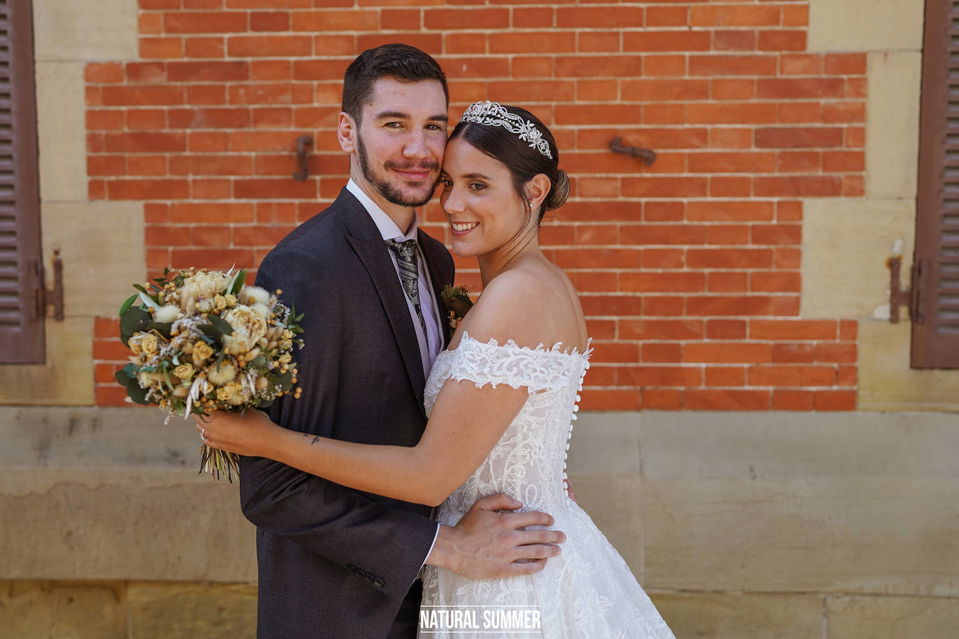 La diseñadora guipuzcoana Uxue Morejón y el escolta del Unicaja, Darío Brizuela, se dieron el «sí quiero» en una boda celebrada en Hika Txakolindegia. Estas son las mejores imágenes del mediático enlace