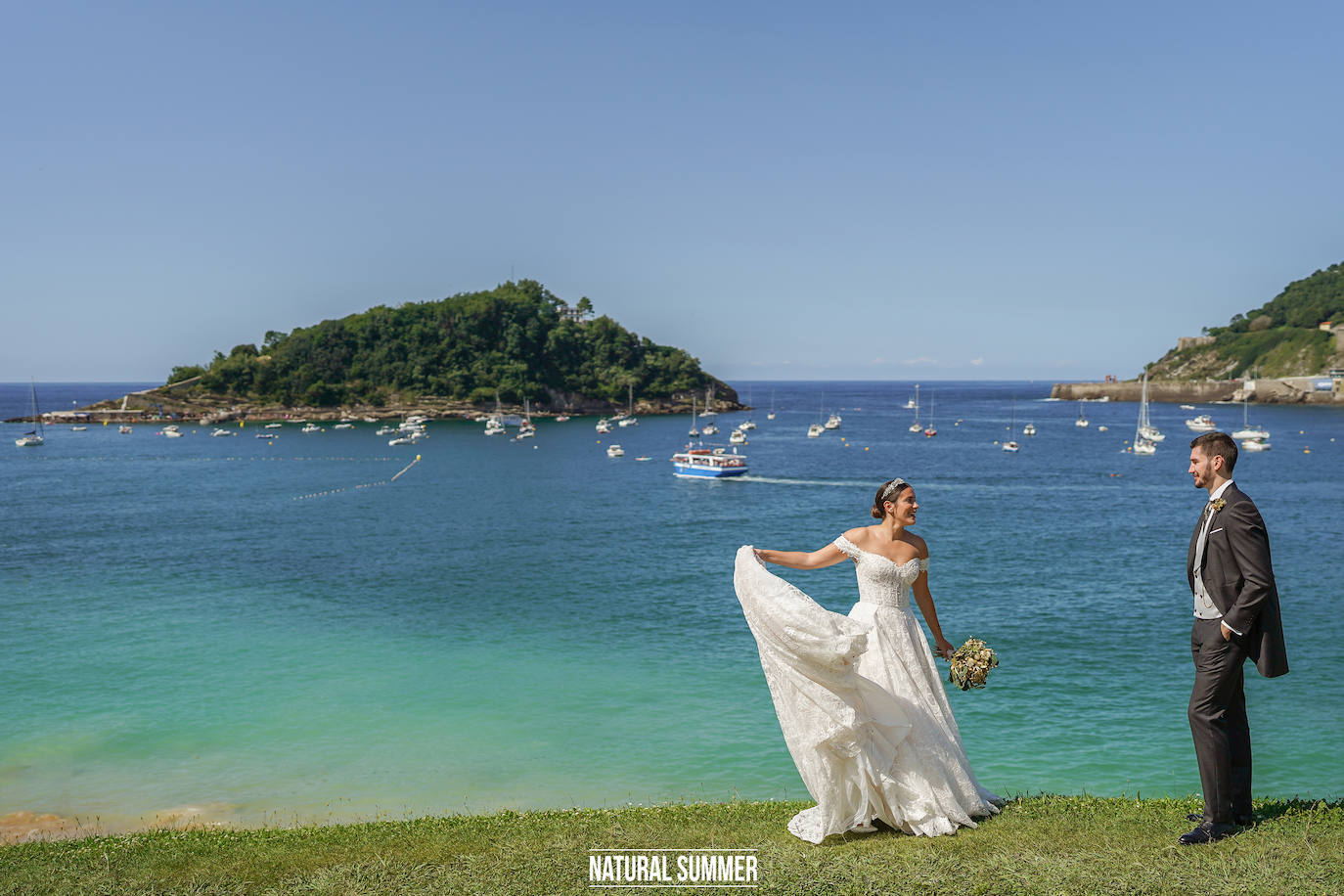 La diseñadora guipuzcoana Uxue Morejón y el escolta del Unicaja, Darío Brizuela, se dieron el «sí quiero» en una boda celebrada en Hika Txakolindegia. Estas son las mejores imágenes del mediático enlace