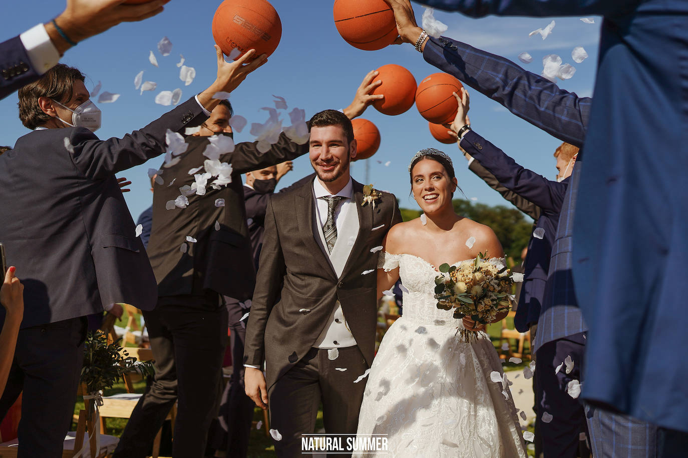 La diseñadora guipuzcoana Uxue Morejón y el escolta del Unicaja, Darío Brizuela, se dieron el «sí quiero» en una boda celebrada en Hika Txakolindegia. Estas son las mejores imágenes del mediático enlace