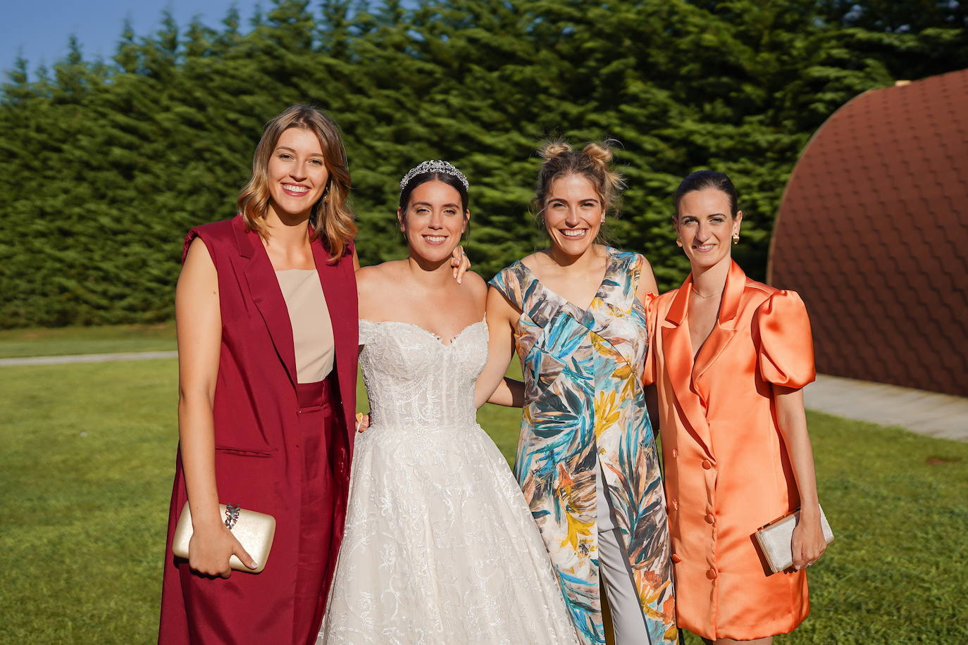 La diseñadora guipuzcoana Uxue Morejón y el escolta del Unicaja, Darío Brizuela, se dieron el «sí quiero» en una boda celebrada en Hika Txakolindegia. Estas son las mejores imágenes del mediático enlace