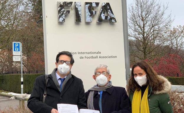 Salinas, Elustondo y Zalabarria, en la sede de FIFA en Suiza. 