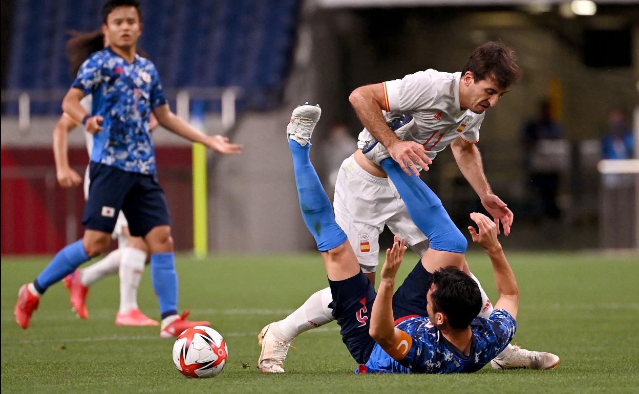 Mikel Oyarzabal es derribado por Yoshida durante el encuentro de ayer ante Japón 
