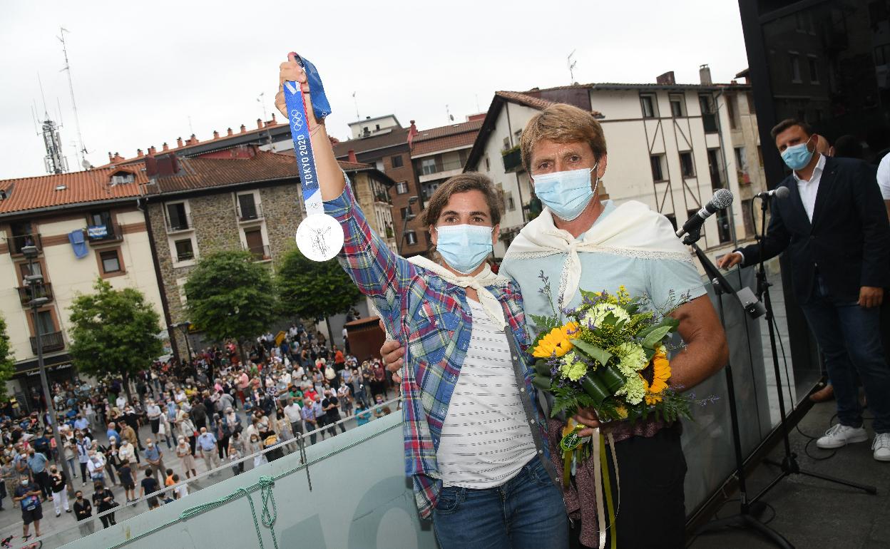 Chourraut y Etxaniz, con la medalla de plata, en Lasarte-Oria.