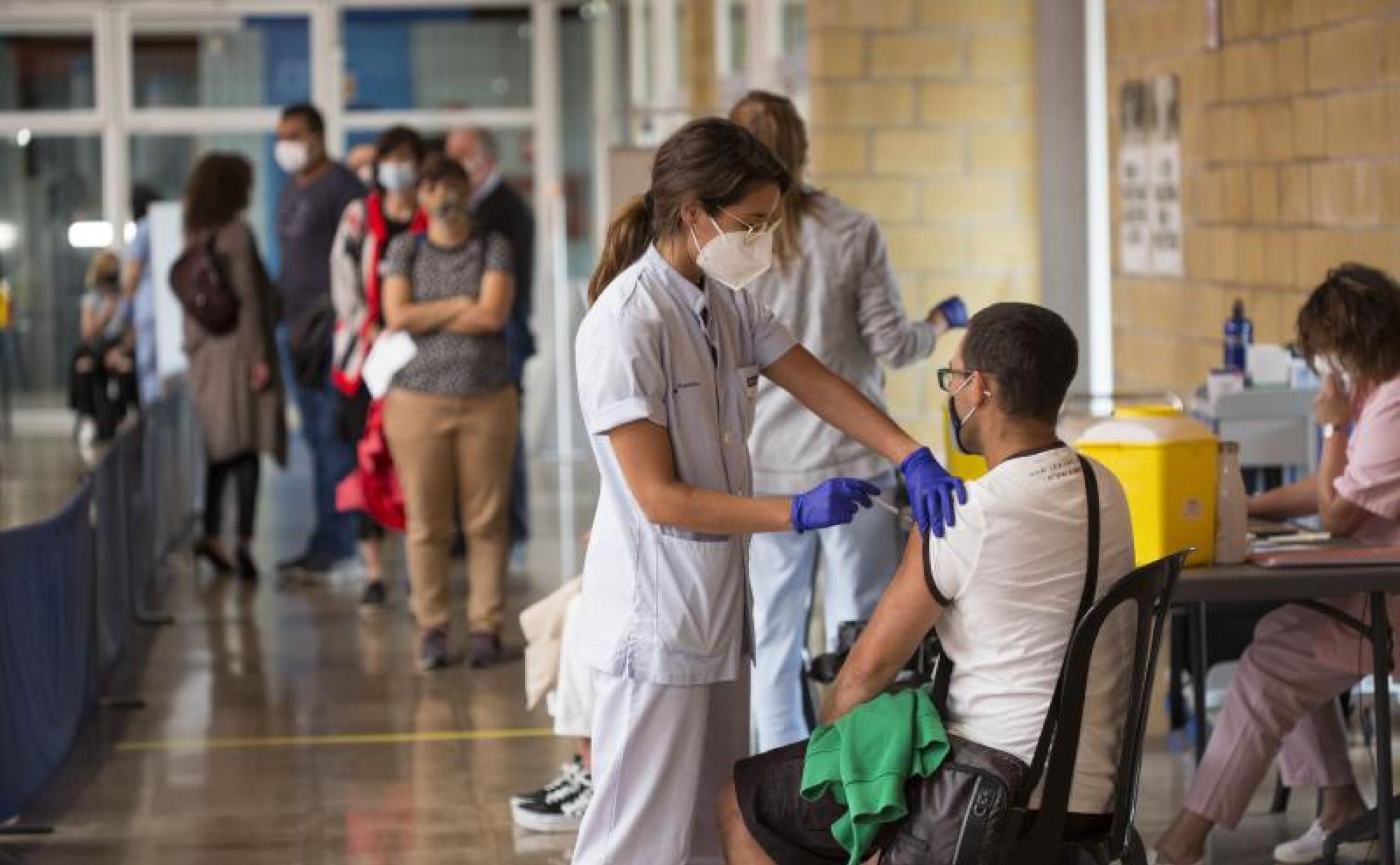 Vacunación en el polideportivo Artaleku de Irun. 