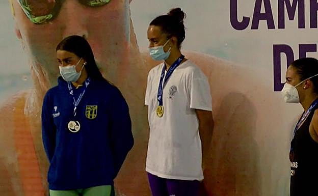A la izquierda de la imagen, Leire Martín, medalla de bronce en la categoría absoluto-joven en la prueba de 50 espalda. 