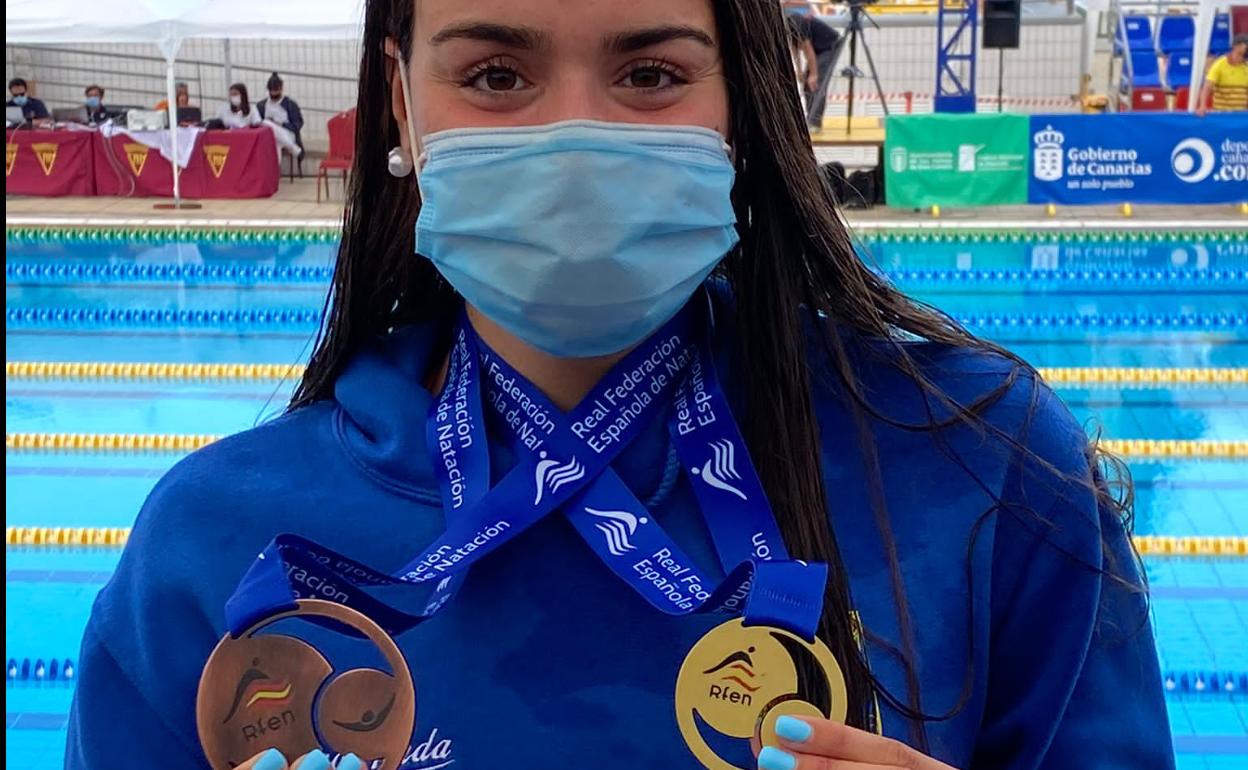Ainhoa Martín con las dos medallas logradas en la prueba de 400 estilos. 
