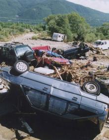 Imagen secundaria 2 - Olatz Alonso contempla la foto de sus padres, en la imagen de abajo. Marían José falleció en la riada y su padre, dos años después.