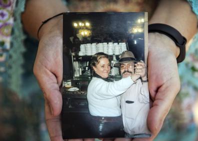 Imagen secundaria 1 - Olatz Alonso contempla la foto de sus padres, en la imagen de abajo. Marían José falleció en la riada y su padre, dos años después.