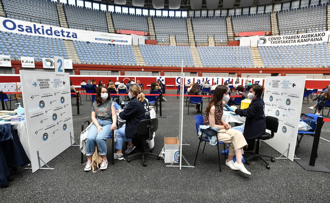 Sanitario inoculan vacunas de AstraZeneca en Illunbe.