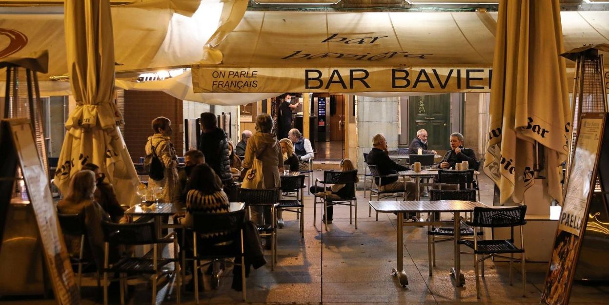 Vista del Bar Baviera, en la Plaza del Castillo dePamplona, que regentan con maestría Patxi y Margari.