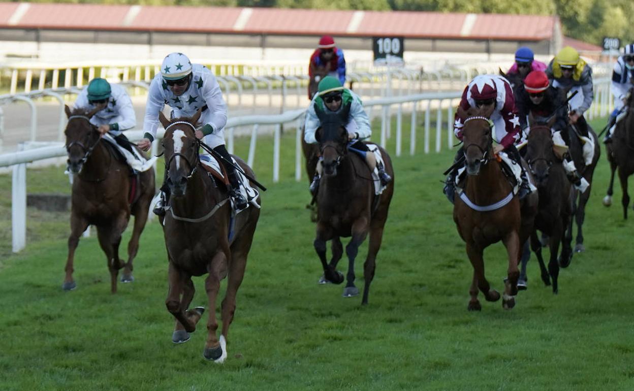 En primer plano 'Navia', la yegua ganadora con su jockey Vaclav Janacek.
