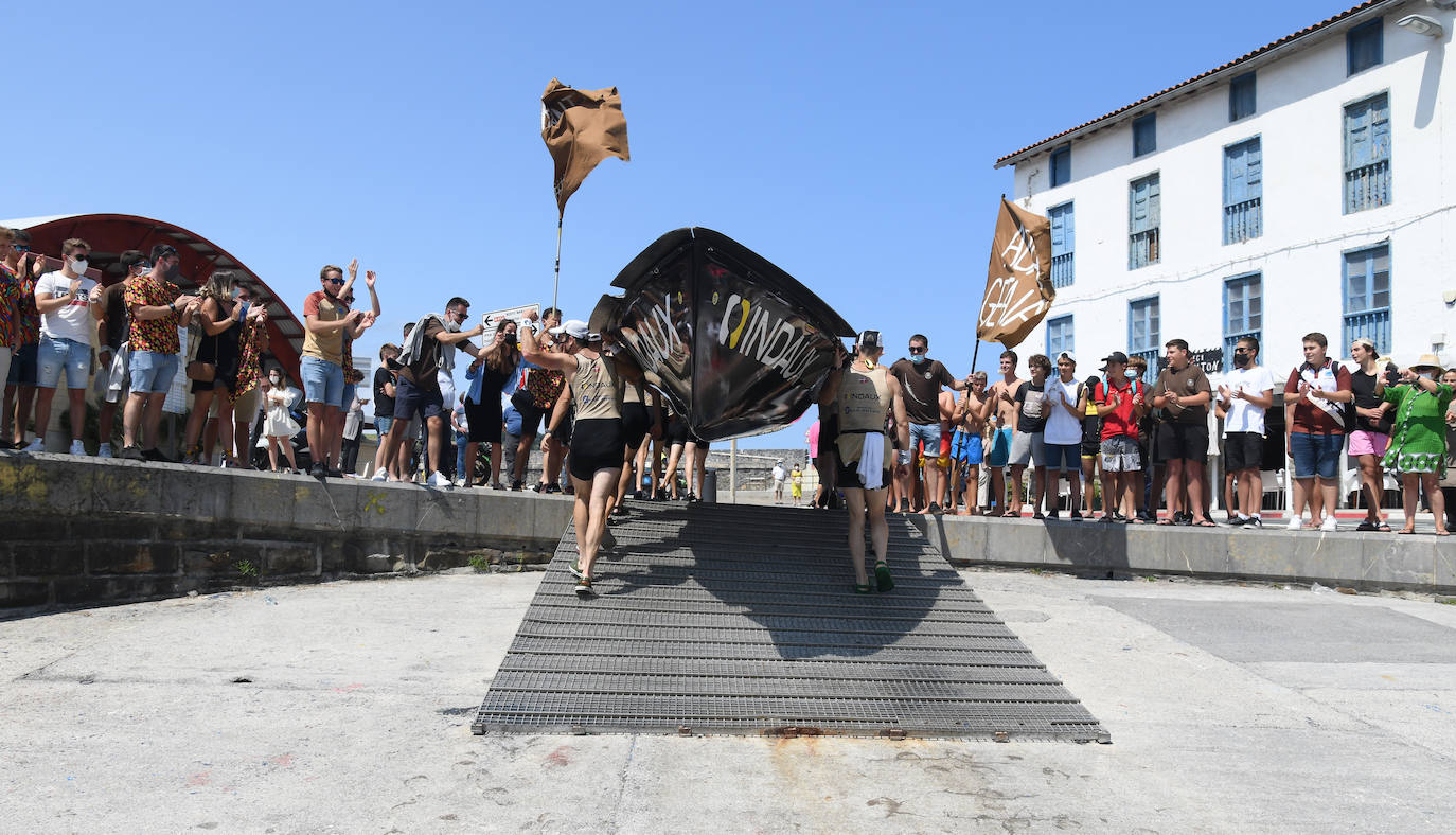 El patrón de Getaria ondea la bandera de la XII. Getariako Estropada. 