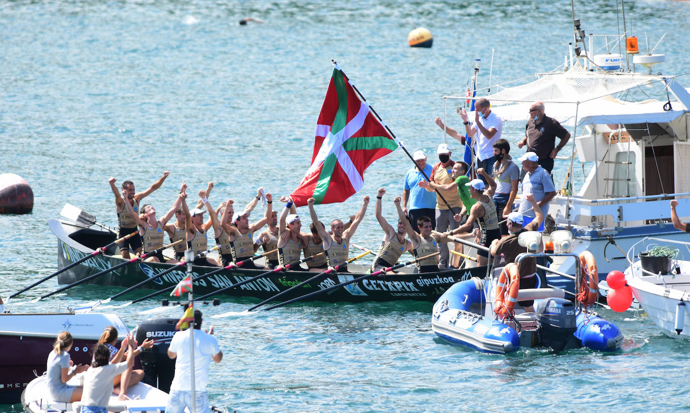 El patrón de Getaria ondea la bandera de la XII. Getariako Estropada. 