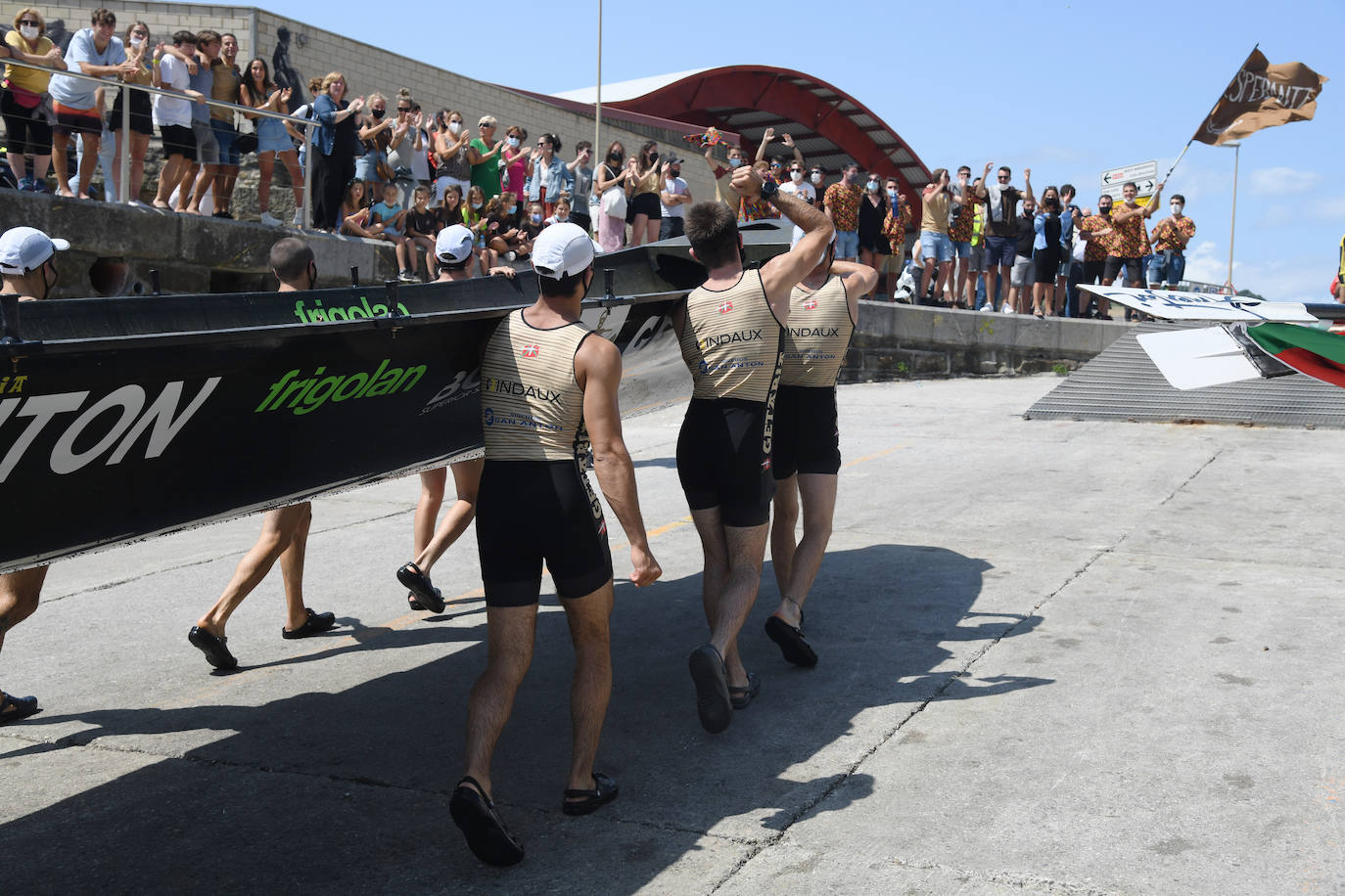El patrón de Getaria ondea la bandera de la XII. Getariako Estropada. 