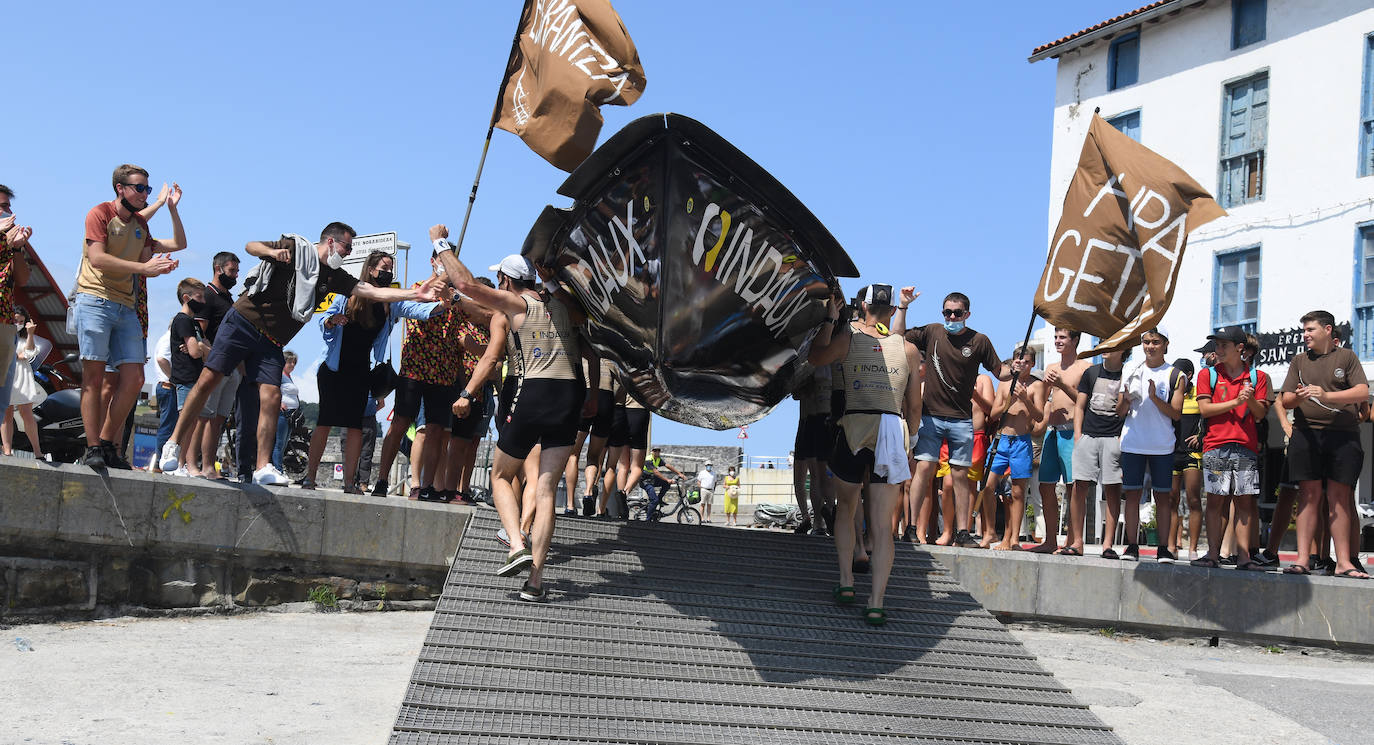 El patrón de Getaria ondea la bandera de la XII. Getariako Estropada. 