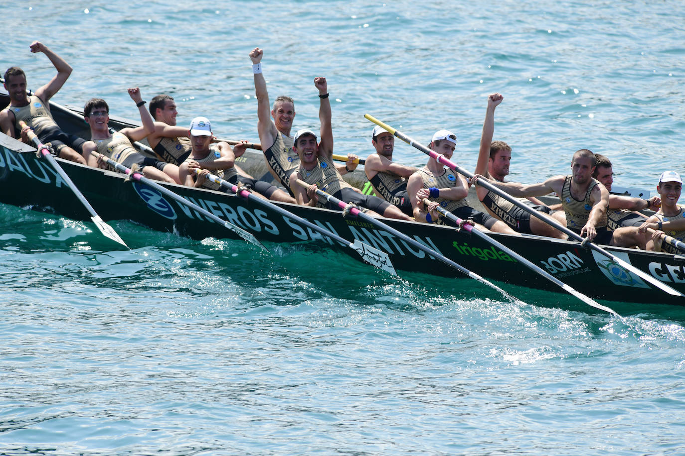 El patrón de Getaria ondea la bandera de la XII. Getariako Estropada. 