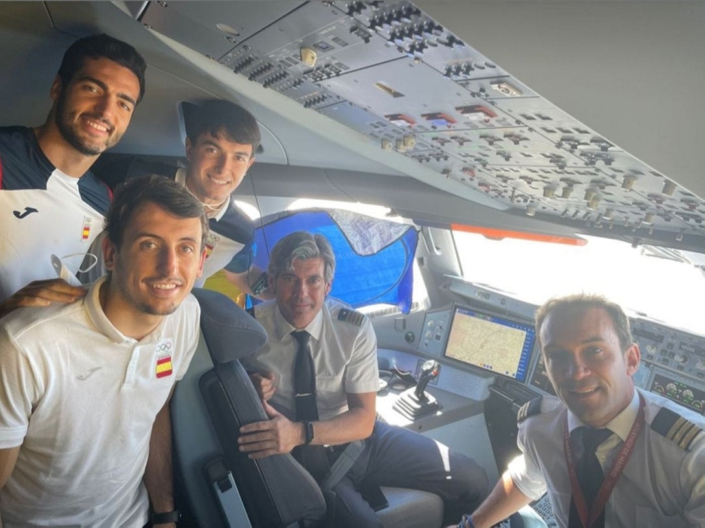 Merino, Oyarzabal y Zubimendi posan en la cabina del avión. 