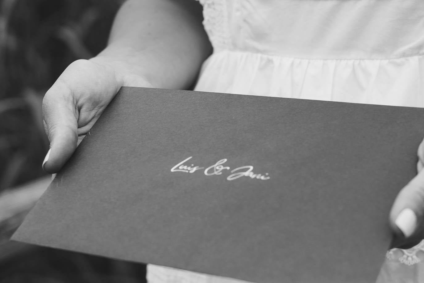 Ianire y Luis se darán el 'sí quiero' en una boda poco convencional. Antes de la esperada fecha (20 de agosto), han querido compartir su amor a través de una preboda singular cargada de amor