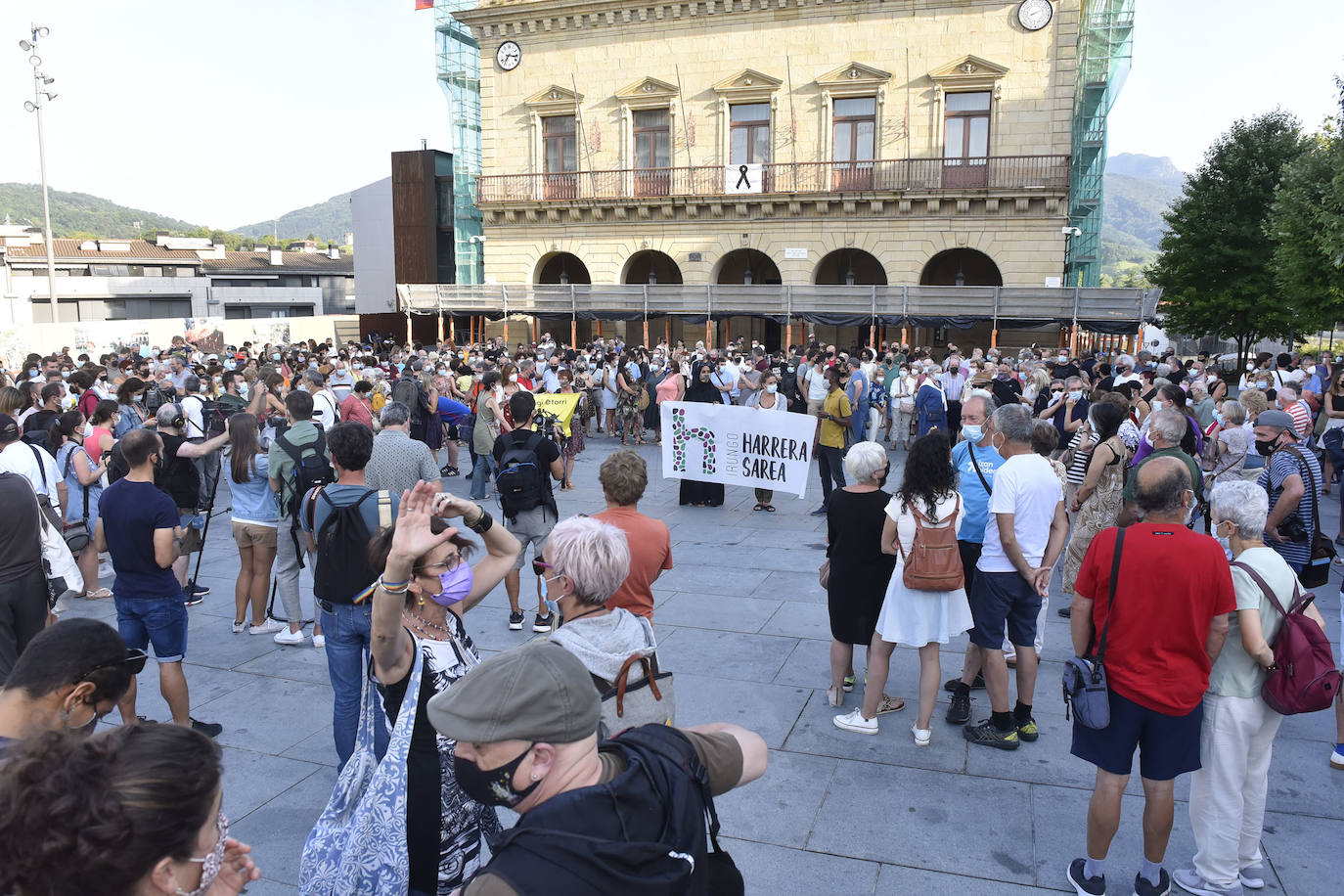 Decenas de personas han tomado parte este lunes por la tarde en la concentración convocada por la red ciudadana Irungo Harrera Sarea en la Plaza San Juan de Irun, para denunciar la muerte este pasado domingo de un migrante en el río Bidasoa.