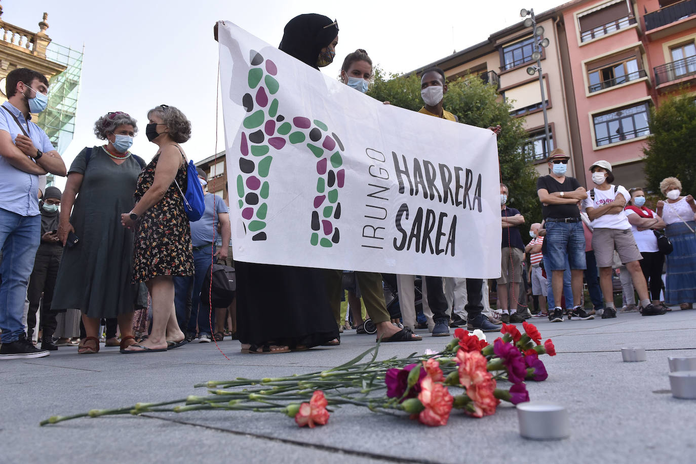 Decenas de personas han tomado parte este lunes por la tarde en la concentración convocada por la red ciudadana Irungo Harrera Sarea en la Plaza San Juan de Irun, para denunciar la muerte este pasado domingo de un migrante en el río Bidasoa.