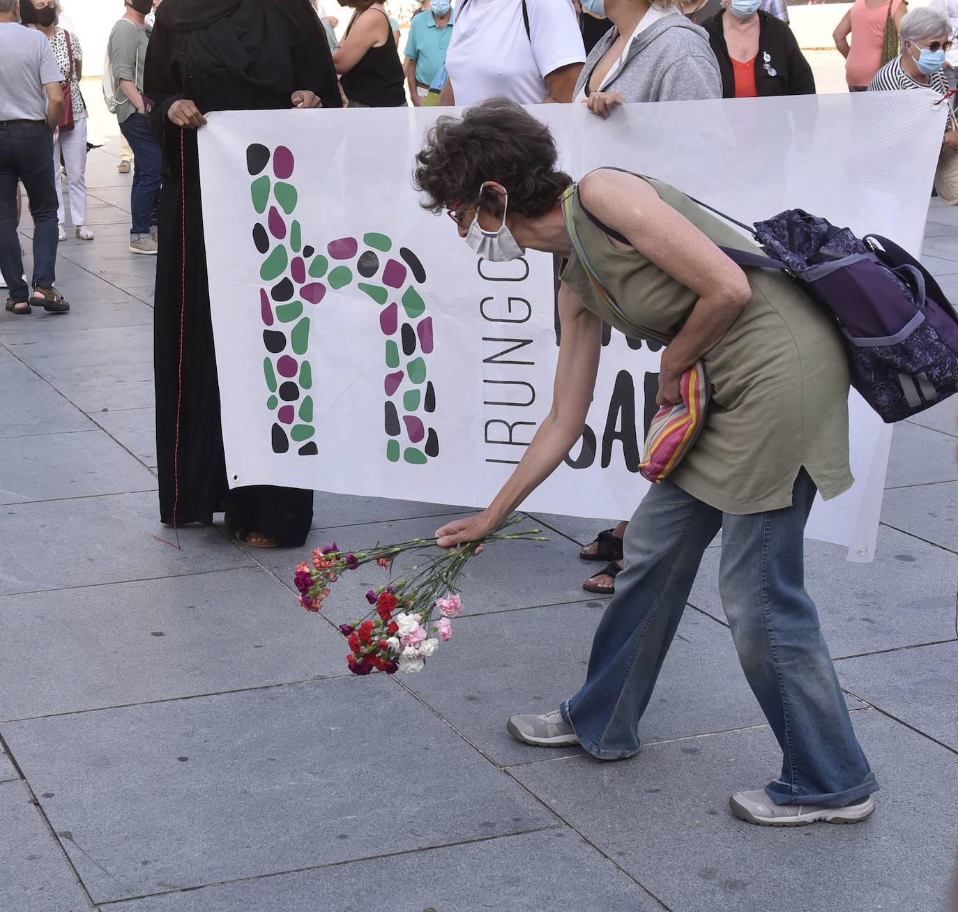 Decenas de personas han tomado parte este lunes por la tarde en la concentración convocada por la red ciudadana Irungo Harrera Sarea en la Plaza San Juan de Irun, para denunciar la muerte este pasado domingo de un migrante en el río Bidasoa.