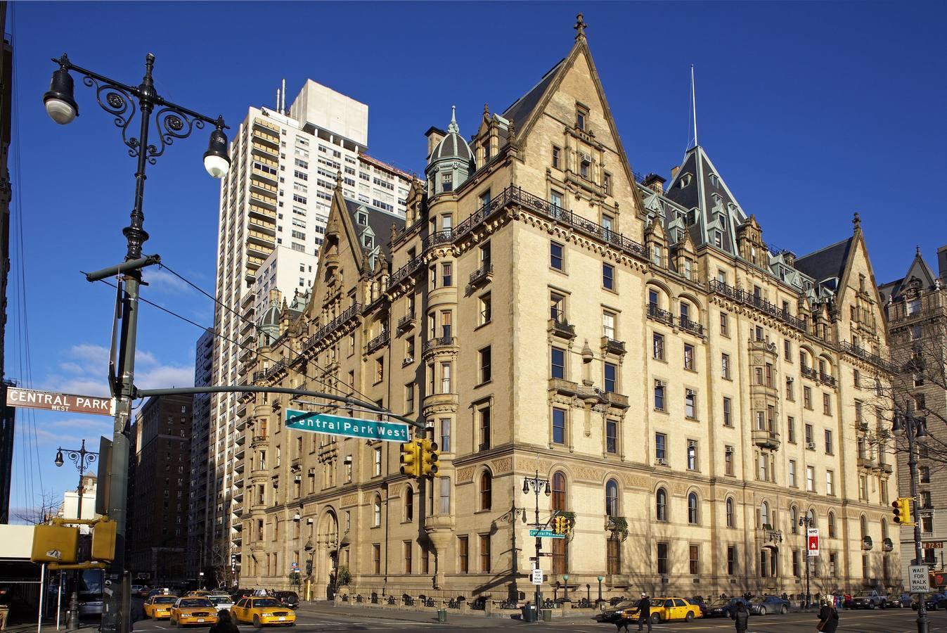 Edificio Dakota (EE UU). Es un edificio de apartamentos histórico ubicado en la esquina noroeste de la calle 72 y el Central Park West en la ciudad de Nueva York en Manhattan. El edificio pasó a hacerse famoso a nivel mundial cuando en sus puertas fue asesinado John Lennon. Una de las leyendas que rodea el edificio es que Lennon llegó a comentar en vida que había un fantasma en su apartamento de un mujer que lloraba de forma desconsolada.