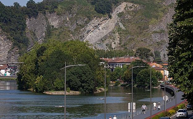 Imagen principal - Un joven de 19 años trata de pasar a nado a Francia tras intentar sin éxito cruzar la muga por tierra