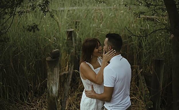 Una preciosa preboda con zapatillas y vestido 'low cost'
