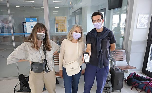 A Burdeos y París. La familia Bouton, Zoe, Julie y François, de regreso a casa tras disfrutar de unos días en San Sebastián.