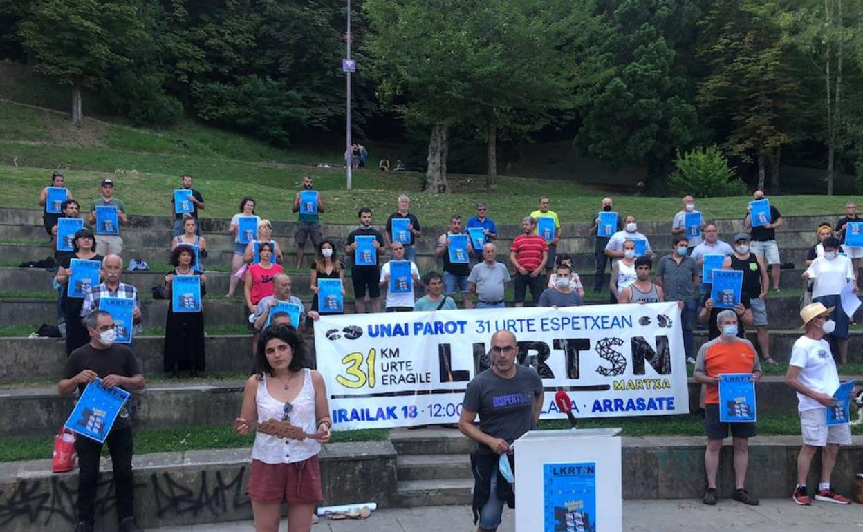 Acto de convocatoria de la marcha del 18 de septiembre con la pancarta que hace referencia a 'Unai' Henri Parot.