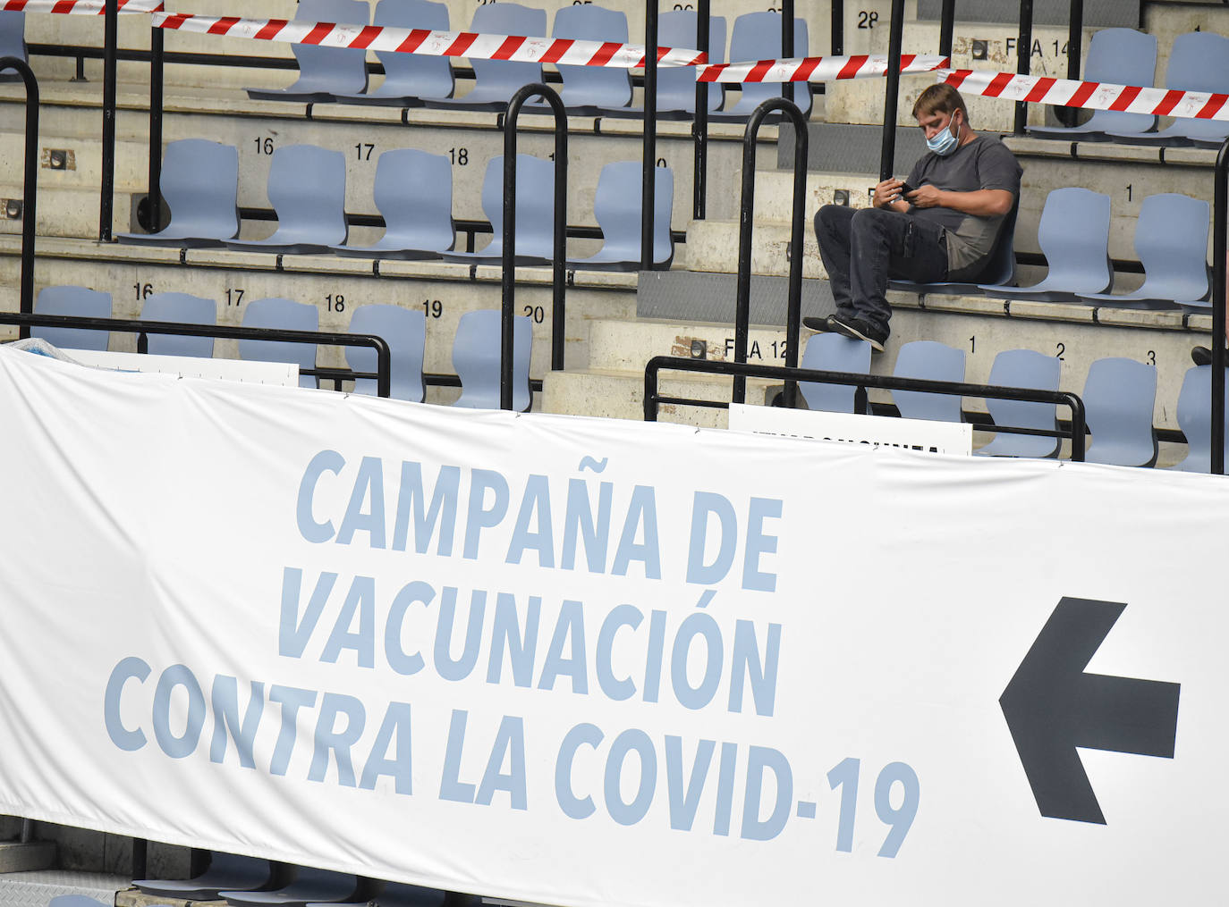 El Gobierno Vasco implora a la población de entre 12 y 39 años que se inmunice cuanto antes aunque suponga interrumpir o modificar las vacaciones. Mientras, en el vacunódromo de Illunbe es incesante el ir y venir de personas que se vacunan contra el Covid.