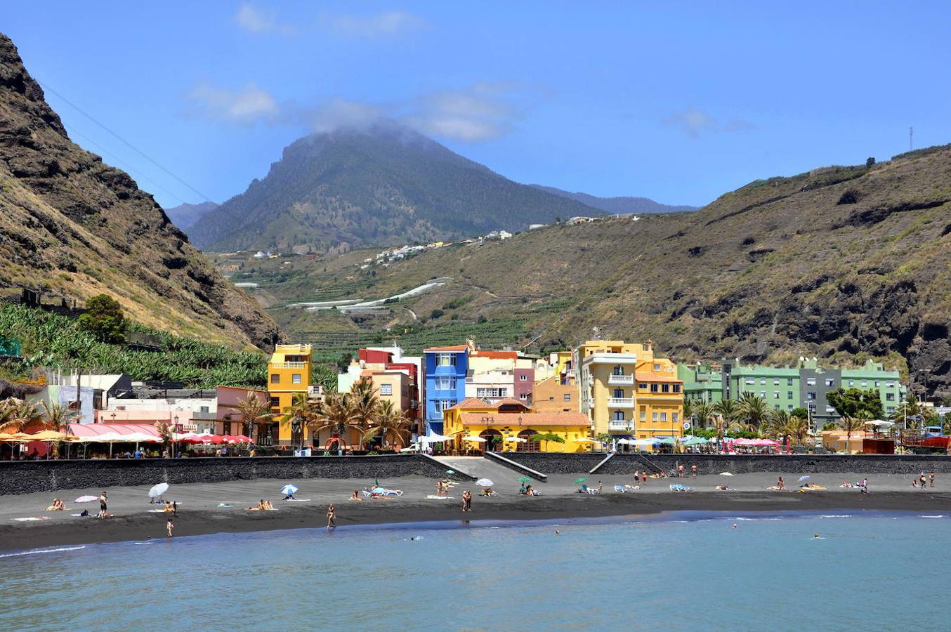 LA PALMA | Cuenta con una puntuación de 76 sobre 100. Destacan de ella su temperatura, de 23 °C en temporada alta y de 20 °C en temporada baja. Entre las cosas que se puede hacer en la isla; sus 142 senderos para los amantes de las excursiones. Entre sus playas, hay 6 sostenibles.