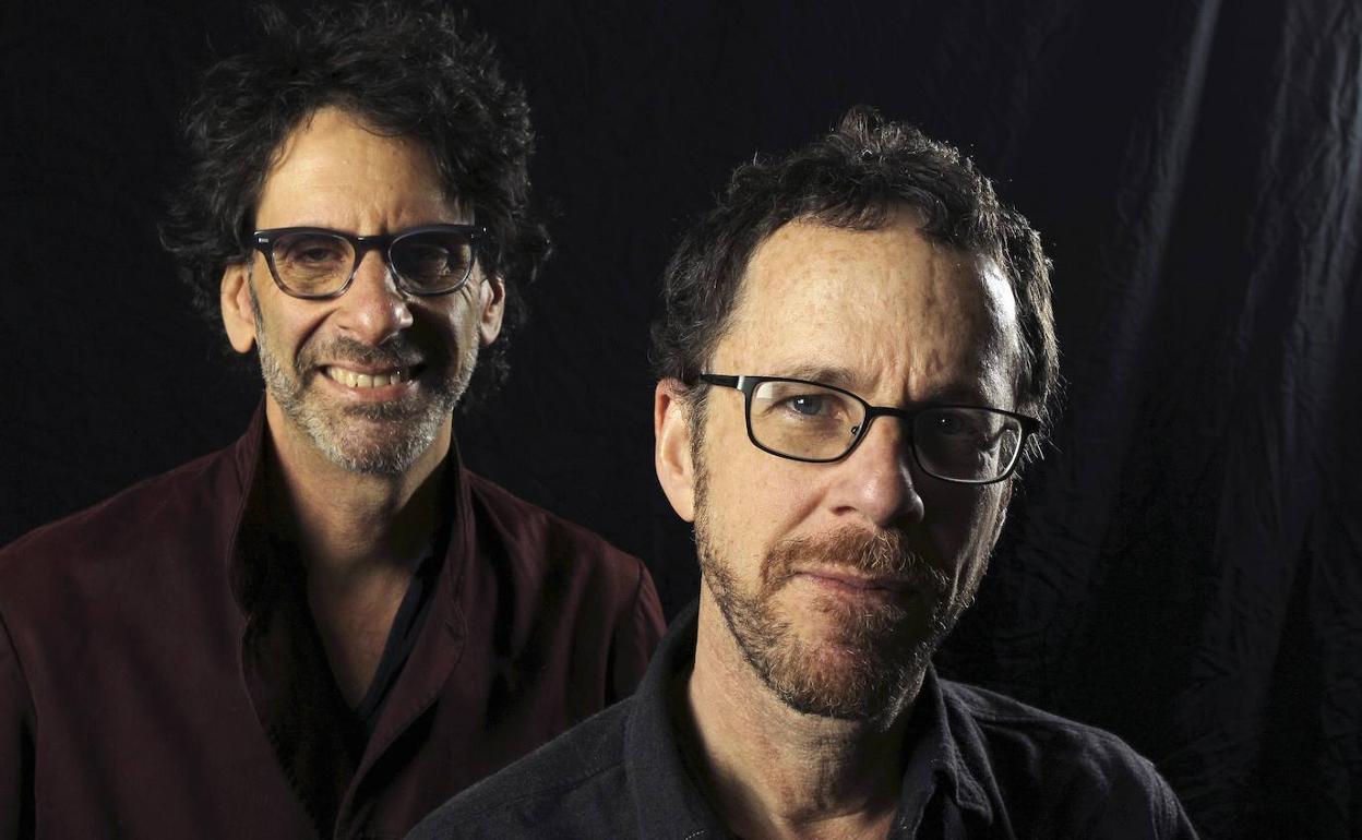 Joel Coen y Ethan Coen, los Hermanos Coen, directores de cine, posan en Los Angeles. 