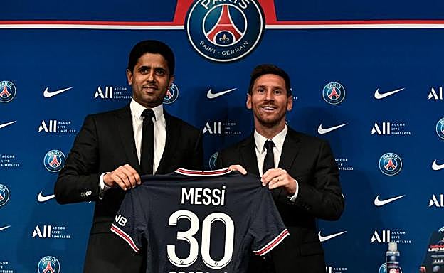 Nasser Al-Khelaïfi y Leo Messi, durante la presentación del rosarino con el PSG. 