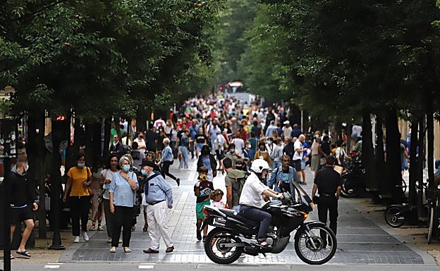 Las calles del centro donostiarra abarrotadas de turistas y tráfico. 