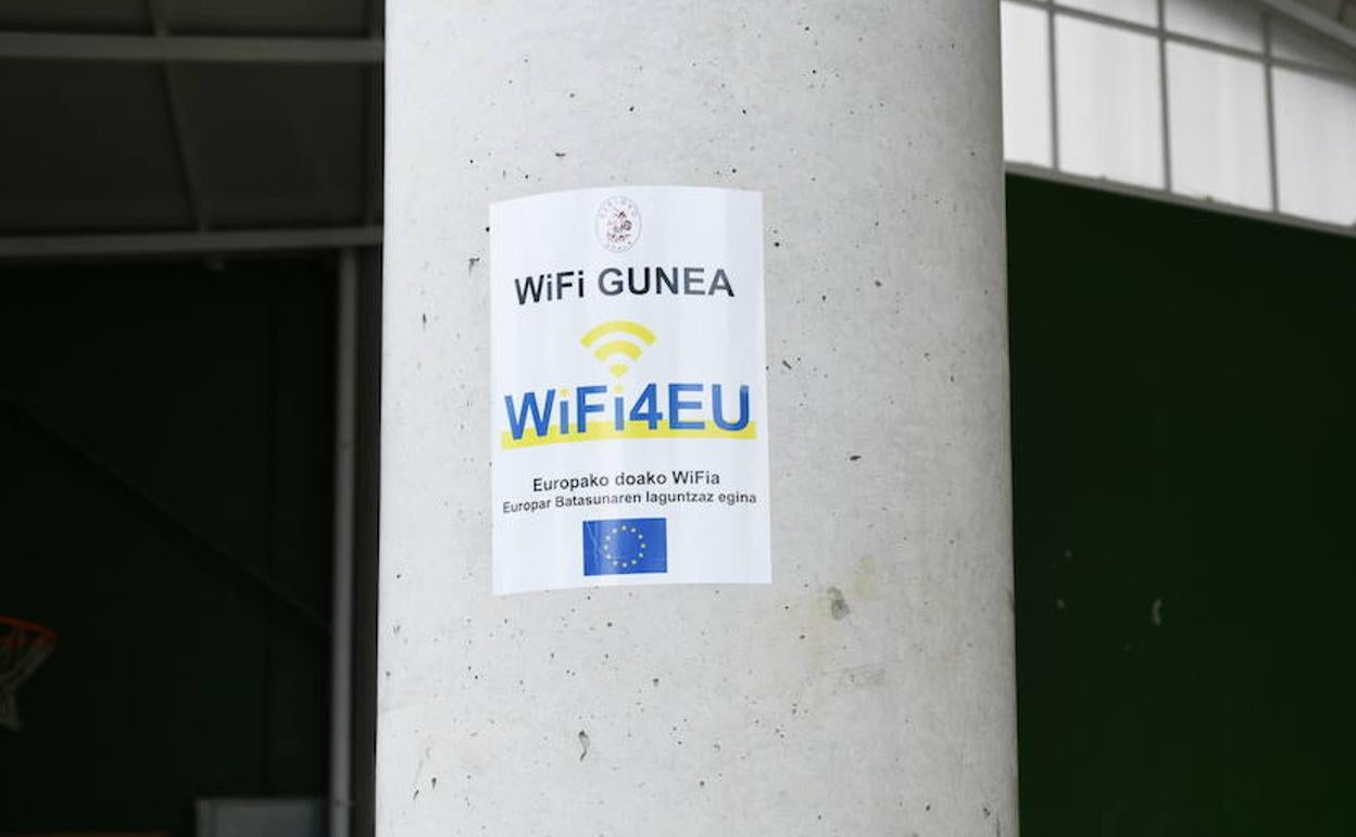 Señal de conexión a internet WiFi en el frontón de Ezkio. 