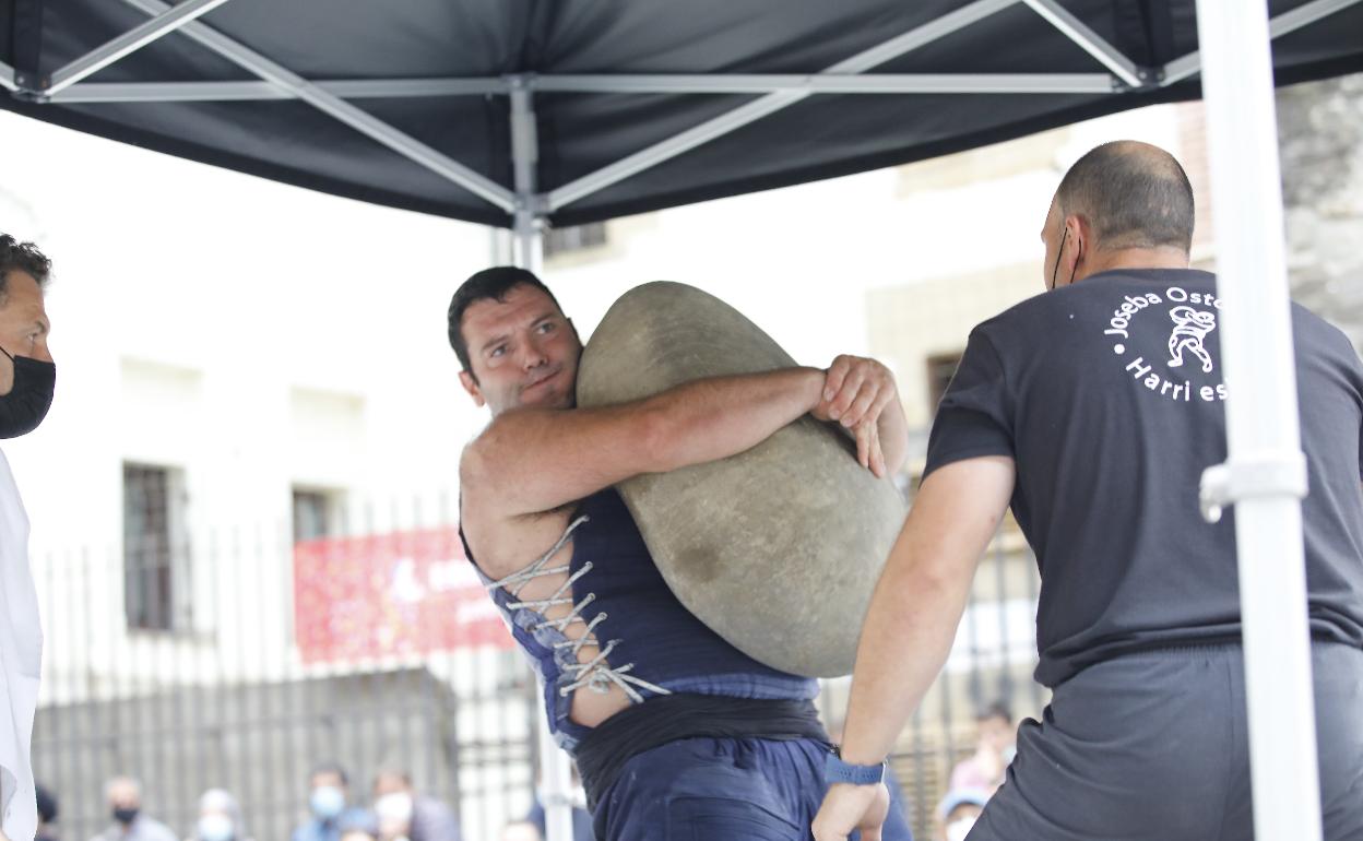 Jokin Eizmendi compitiendo.