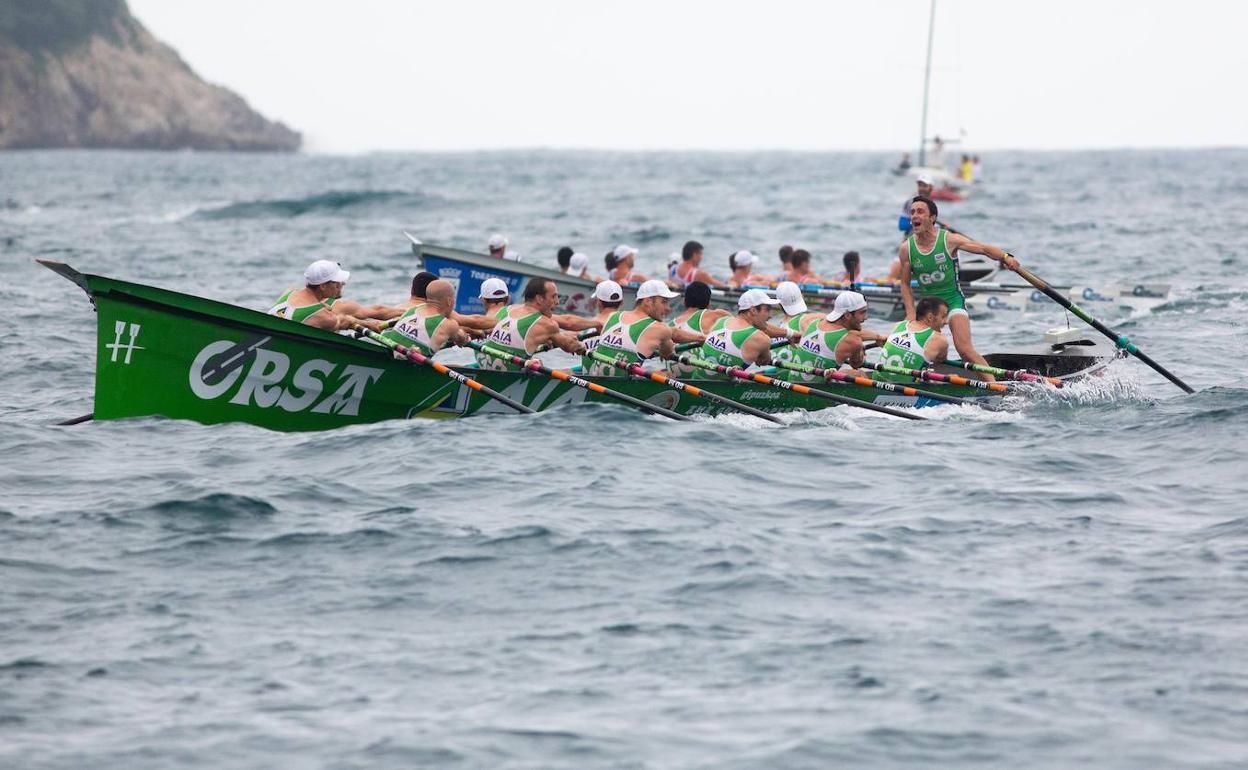 Hondarribia, rumbo hacia la victoria ayer en aguas de Zarautz. 