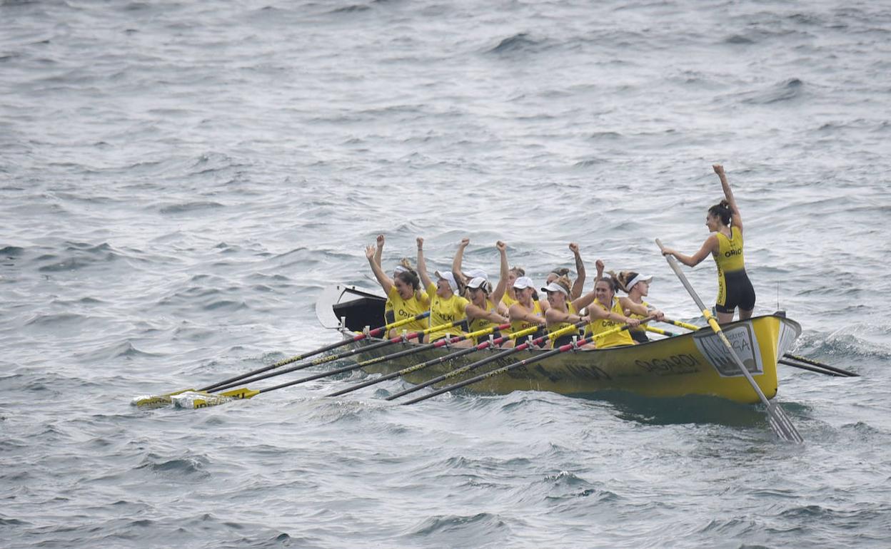 Las oriotarras, exultantes tras ganar y mantener la emoción hasta hoy mismo. 