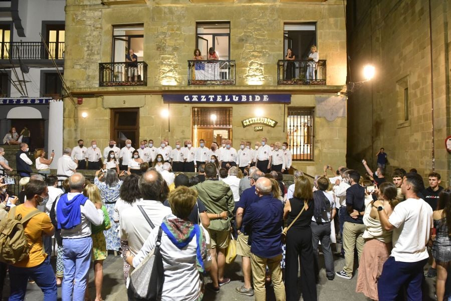 Fotos: Bullicio y botellones por la víspera de la Virgen