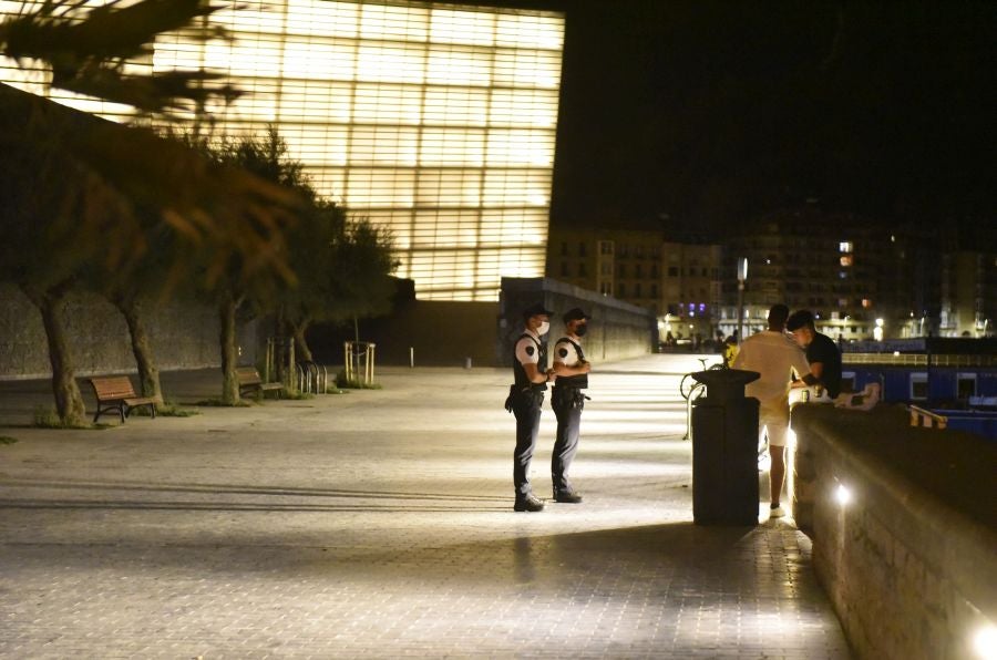 Fotos: Bullicio y botellones por la víspera de la Virgen