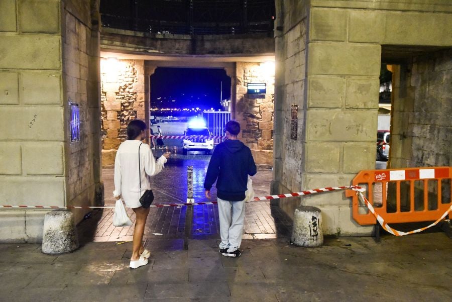 Fotos: Bullicio y botellones por la víspera de la Virgen