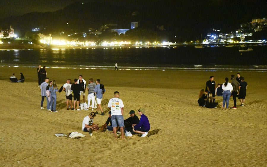 Fotos: Bullicio y botellones por la víspera de la Virgen